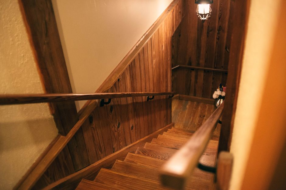 monte-escalier à Muizon